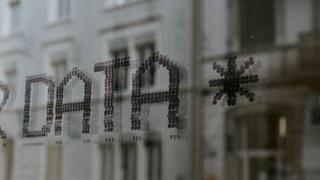 Schriftzug "Data" auf Glas (Foto: unsplash/Claudio Schwarz)