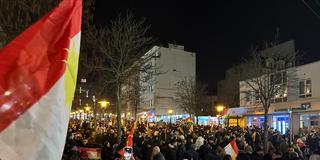 Zu einer Demonstration für Solidarität mit Kurden in Nordsyrien sind am 21.01.2026 rund 2500 Menschen gekommen. (Foto: Stefan Eising / SR)