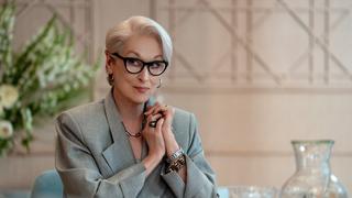 Meryl Streep sitzt in einem Café. (Foto: © 2025 Disney)