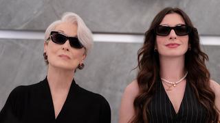 Meryl Streep und Anne Hathaway, beide tragen Sonnenbrillen und schwarze Kleidung. (Foto: © 2025 Disney)