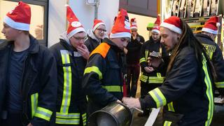 Freaky Jörn mit dem kleinsten Weihnachtsmarkt der Welt zu Gast bei der Feuerwehr Tholey. (Foto: SR/ Lena Meerkötter)