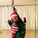 Freaky Jörn mit dem kleinsten Weihnachtsmarkt der Welt zu Gast bei Aerial Art Pole Dance (Foto: SR/Lena Meerkötter)