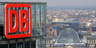 Das Logo der Deutschen Bahn an einem Gebäude (Foto: dpa)