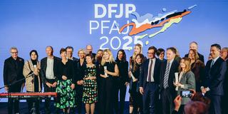 Die Preisträgerinnen und Preisträger des DFJP 2025 auf der Bühne (Foto: ©DFJP/Xander Heinl)