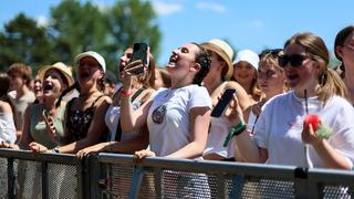 Die erste Reihe vor der Bühne singt lauft mit. (Foto: SR/Dirk Guldner)