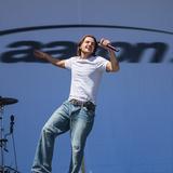Sänger Aaron tanzt auf der Bühne, im Hintergrund ist sein Schlagzeuger zu sehen. (Foto: SR/Dirk Guldner)
