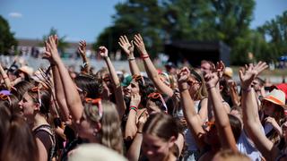 Die Mädels und Jungs vor der Bühne am feiern (Foto: SR/Dirk Guldner)