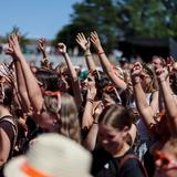 Die Mädels und Jungs vor der Bühne am feiern (Foto: SR/Dirk Guldner)