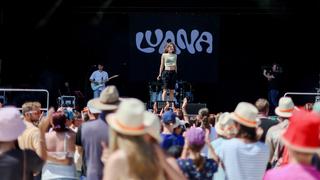 Sängerin Luana mit Band auf der Bühne. (Foto: SR/Dirk Guldner)