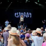 Sängerin Luana mit Band auf der Bühne. (Foto: SR/Dirk Guldner)