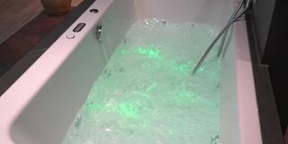 Wasser in einer Badewanne (Foto: SR)