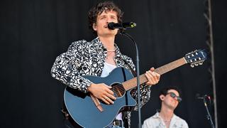 Paul Wetz sind und spielt Gitarre auf der Bühne (Foto: SR/Dirk Guldner)