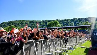 Die erste Reihe ist im Parkstadion in Dillingen! (Foto: SR/Dirk Guldner)