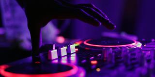 Ein DJ am DJ-Pult (Foto: pixabay.com/Pexels)