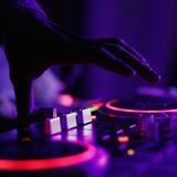 Ein DJ am DJ-Pult (Foto: pixabay.com/Pexels)