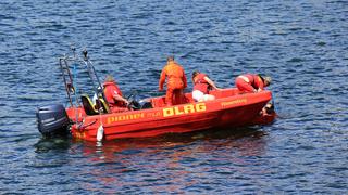 Ein Schlauchboot des DLRG mit vier Helfern auf dem Wasser (Foto: pixabay/Momentmal)