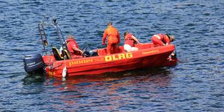 Ein Schlauchboot des DLRG mit vier Helfern auf dem Wasser (Foto: pixabay/Momentmal)