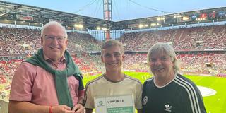 Dominik Backes (SV Niederbexbach) erhält im Rahmen des DFB-Länderspiels in Köln die DFB-Fair-Play-Medaille. Mit im Bild Heribert Ohlmann (SFV) und Ronny Zimmermann (DFB) (Foto: SFV)