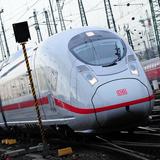 ICE fährt in einen Bahnhof ein (Foto: picture alliance / dpa | Daniel Reinhardt)
