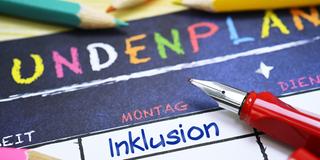 Schulfüller und Stundenplan mit der Aufschrift Inklusion (Foto: picture alliance / CHROMORANGE | Christian Ohde)