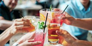 Einige Menschen stoßen miteinander an (Foto: pixabay.com)