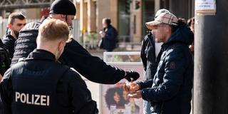 Polizei findet Drogen bei einem Dealer in Frankfurt (Foto: IMAGO / brennweiteffm)