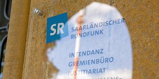 Ein Wegeiser zur Intendanz des Saarländischen Rundfunks auf dem SR-Gelände (Foto: SR / Pasquale D'Angiolillo)