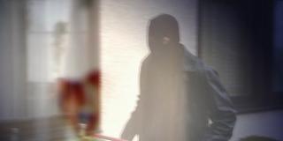 Maskierter Mann mit Brecheisen (Foto: SR)