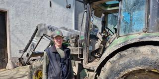 Der wiedergefundene Traktor und sein Besitzer Peter Klein (Foto: SR/René Henkgen)