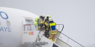 Einsatzkräfte üben ein Notfallszenario am Saarbrücker Flughafen (Foto: Flughafen Saarbrücken / Jennifer Weyland)