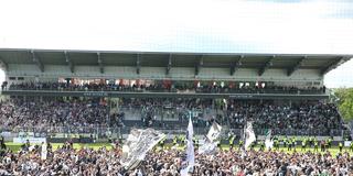 Fans und Spieler feiern den Elversberger Aufstieg in die Fußball-Bundesliga (Foto: IMAGO / Jan Huebner)
