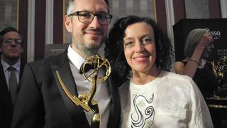 Produzent Jörg Winger und Schauspielerin Maria Schrader freuen sich am 21.11.2016 über den Emmy für die RTL-Serie «Deutschland 83», (Foto: picture alliance / Johannes Schmitt-Tegge/dpa)