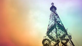 Ein Sendeturm von unten fotografiert. (Foto: unsplash)