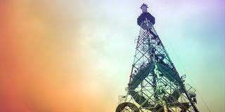 Ein Sendeturm von unten fotografiert. (Foto: unsplash)