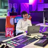 Ein Mann sitzt im Radiostudio vorm Mikrofon. (Foto: UNSERDING)