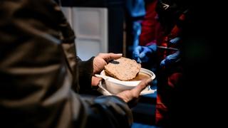 Jemand bekommt einw armes Essen überreicht.  (Foto: picture alliance/dpa | Fabian Strauch)