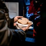 Jemand bekommt einw armes Essen überreicht.  (Foto: picture alliance/dpa | Fabian Strauch)