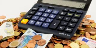 Ein Taschenrechner und Geld (Foto: pixabay.com/Bru-nO)