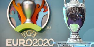 Der EM-Pokal neben dem Logo für die UEFA EURO 2020 (Foto: picture alliance/dpa/EPA | Facundo Arrizabalaga)