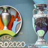 Der EM-Pokal neben dem Logo für die UEFA EURO 2020 (Foto: picture alliance/dpa/EPA | Facundo Arrizabalaga)