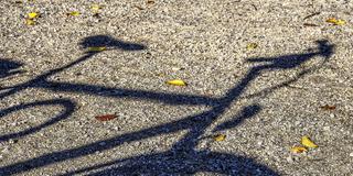 Der Schatten eines Fahrrades auf Schotter (Foto: Pixabay / distelAPPArath)
