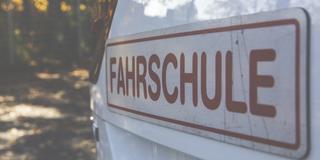 Der Schriftzug "Fahrschule" auf einem Auto (Foto: pixabay.com/markusspiske)