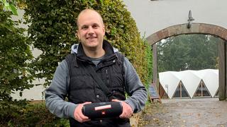 Daniel aut eine JBL-Box gefunden (Foto: UNSERDING/Annika Matheis)