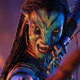 Zoe Saldana spannt als Neytiri einen Bogen und faucht in die Kamera (Foto: IMAGO, © 20th Century Studios / courtesy Everett Collection)