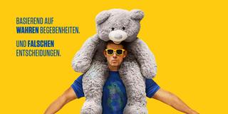Vor gelbem Hintergrund läuft Channing Tatum auf die Kamera zu. Er trägt eine Sonnenbrille, auf seinen Schultern sitzt ein riesiger Teddybär, und er hält eine Pistole in der Hand. (Foto: leoninedistribution)