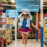 Channing Tatum, aka Jeff im Film,  läuft durch den Gang eines Geschäfts. Er trägt eine gelbe Sonnenbrille, einen pinken Schwimmreif um seine Hüften und auf seinen Schultern sitzt ein riesiger Teddybär. (Foto: leoninedistribution)