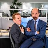 Bernd Stromberg (Christoph Maria Herbst, r.) sitzt am Schreibtisch auf dem Schoß von Lars Lehnhoff (Laurens Walter, l.) im Büro.  (Foto: © MadeFor Film, Willi Weber)