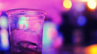 Ein Plastikbecher vor verschwommenen Partyslichtern. (Foto: pixabay/Laura Jimenez)