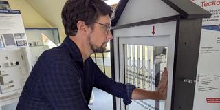 SR-Reporter Christoph Borgans versucht ein Fenster auszuhebeln (Foto: SR)
