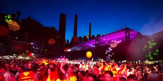 Besucher feiern im Weltkulturerbe Völklinger Hütte (Foto: Oliver Dietze / Weltkulturerbe Völklinger Hütte)